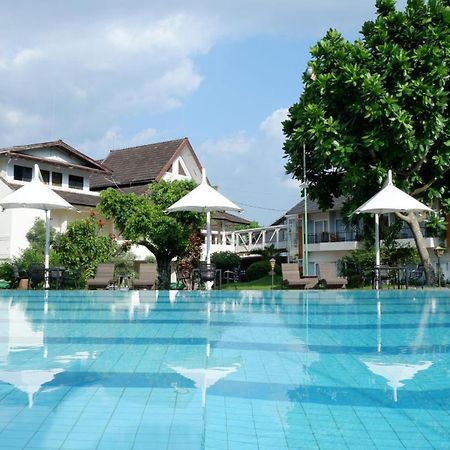 Front One Resort Magelang Extérieur photo