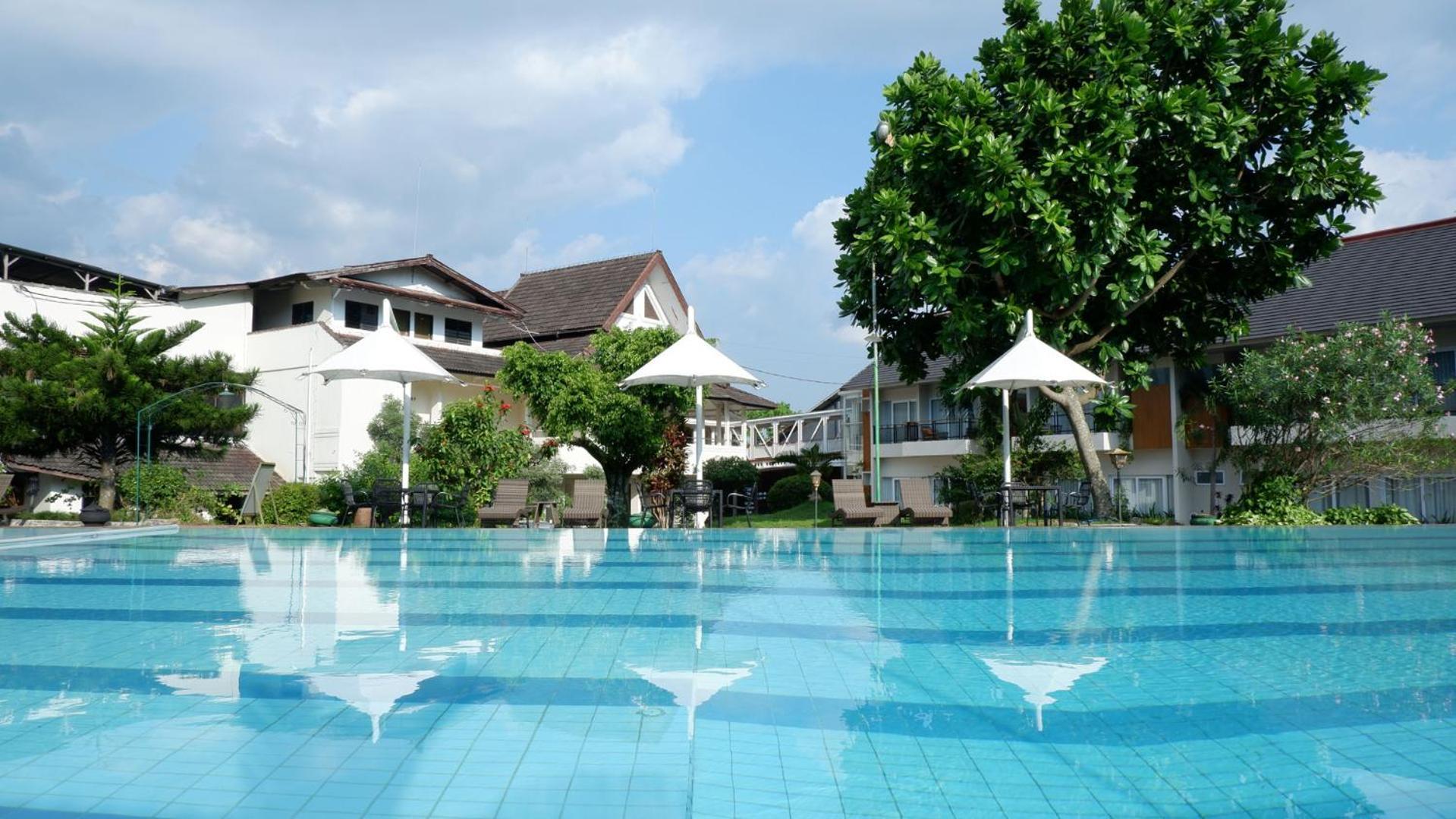 Front One Resort Magelang Extérieur photo