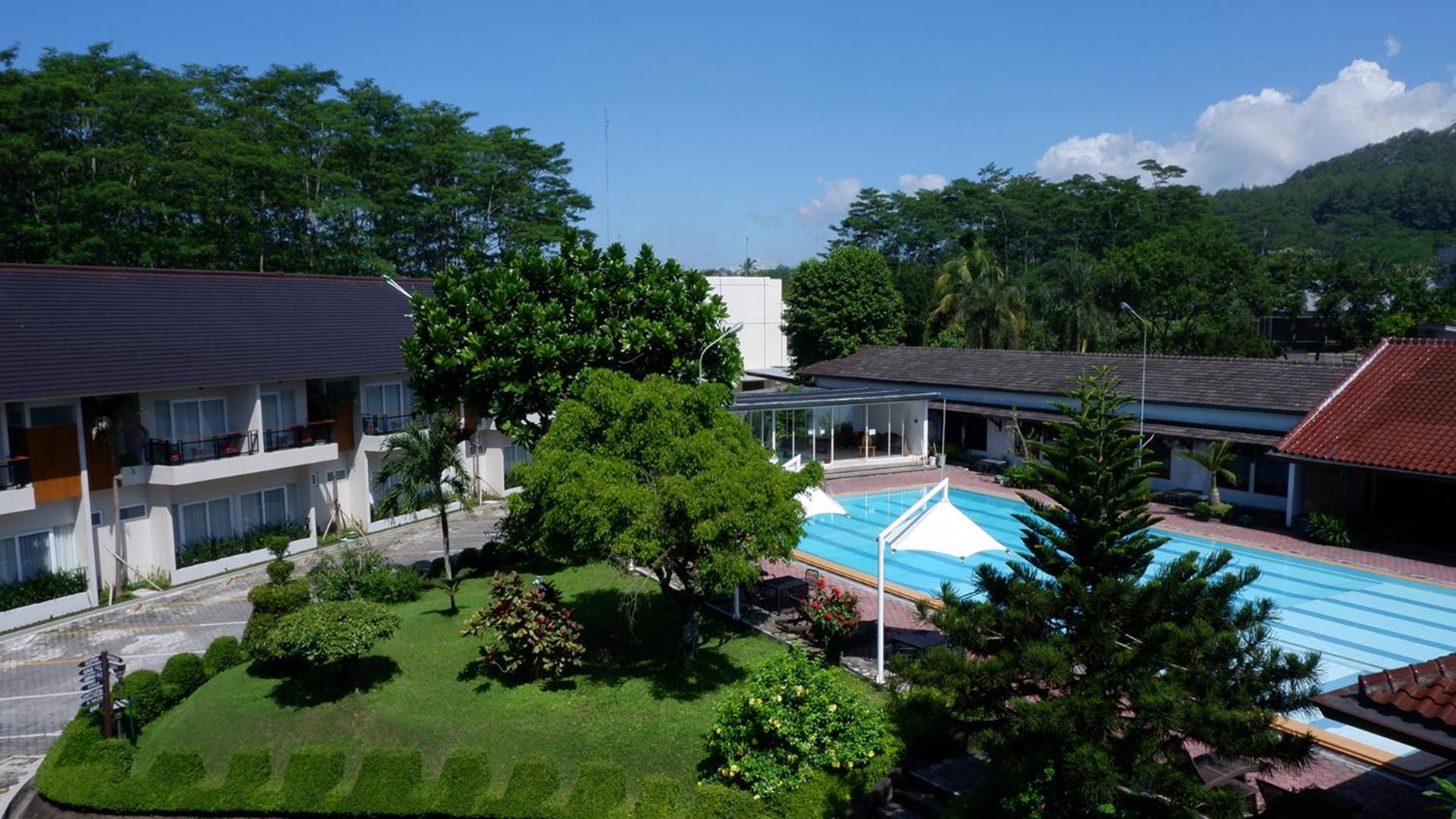 Front One Resort Magelang Extérieur photo