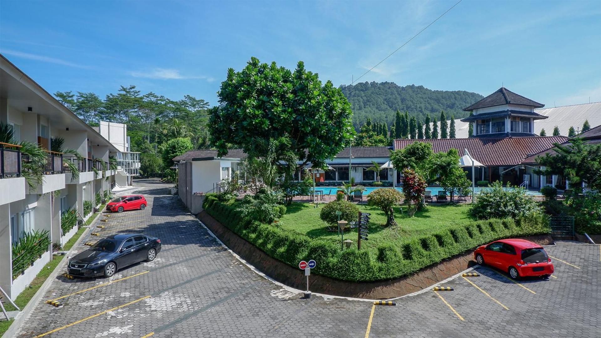 Front One Resort Magelang Extérieur photo