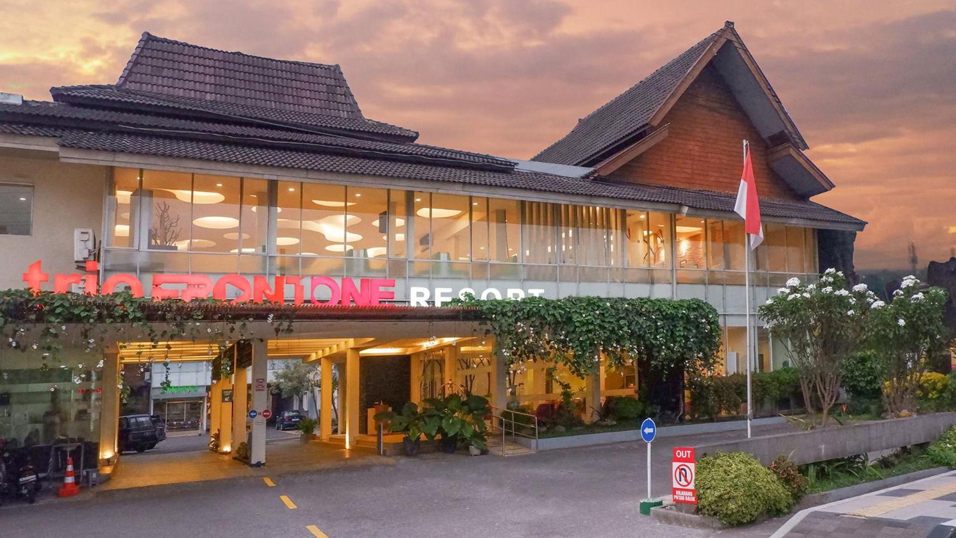 Front One Resort Magelang Extérieur photo