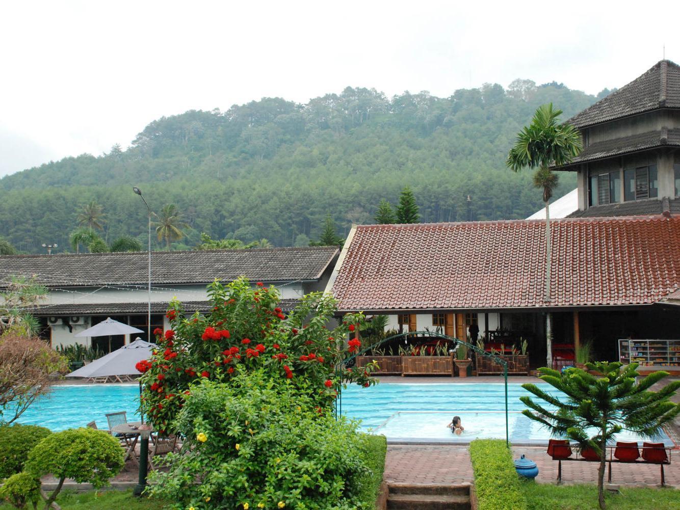 Front One Resort Magelang Extérieur photo